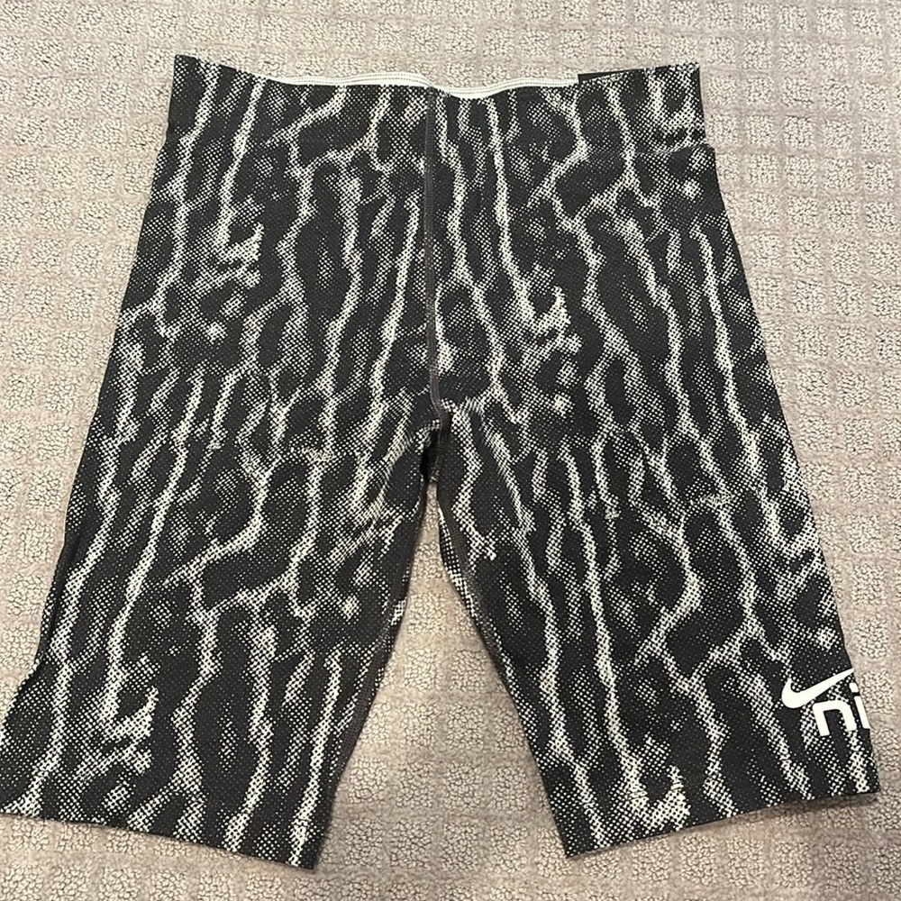 NWT Nike Patterned Black & Grey Biker Shorts